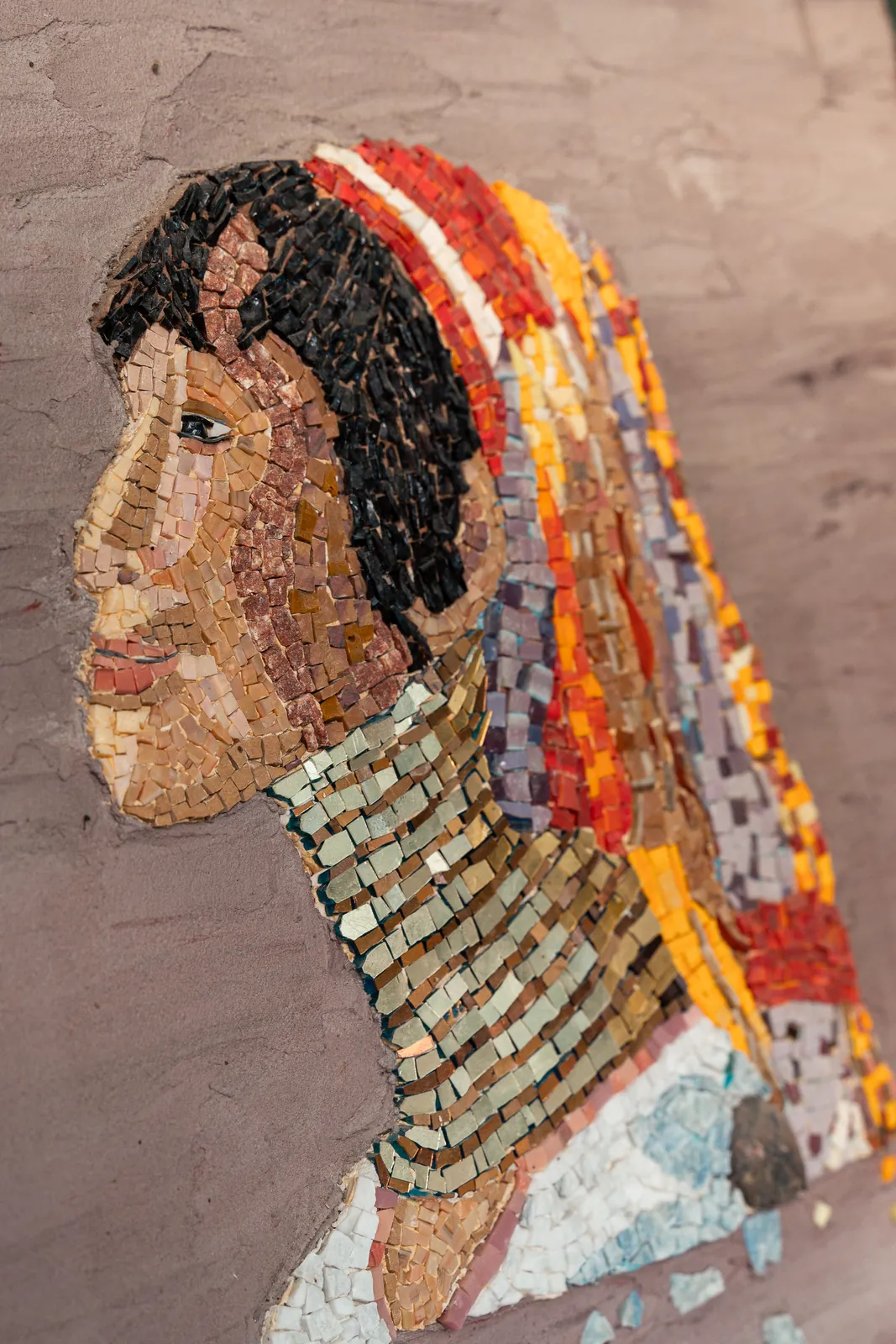 Femme Girafe, mosaïque d'Anik-Chaïma, or blanc de venise, smalt, marbre