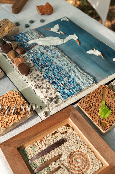 Mosaïques aux oiseaux blancs sur fond de mer, posées à plat